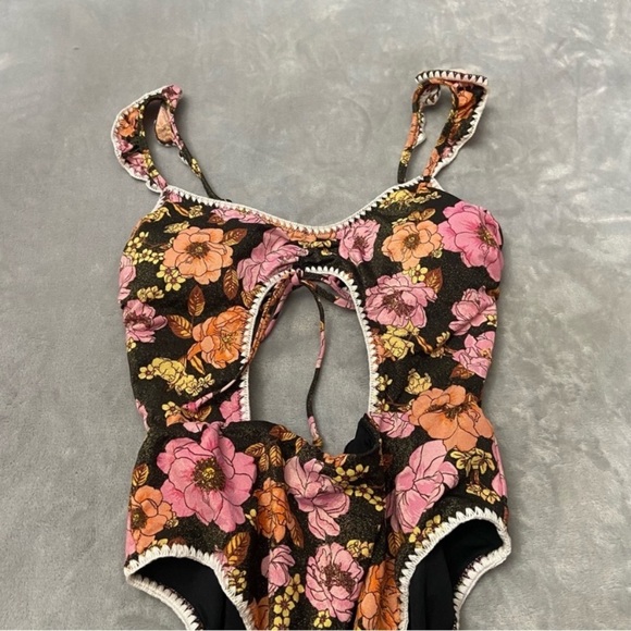 New! Victoria’s Secret Floral Cutout Ruffled One Piece Swimsuit 3539 - Picture 4 of 7